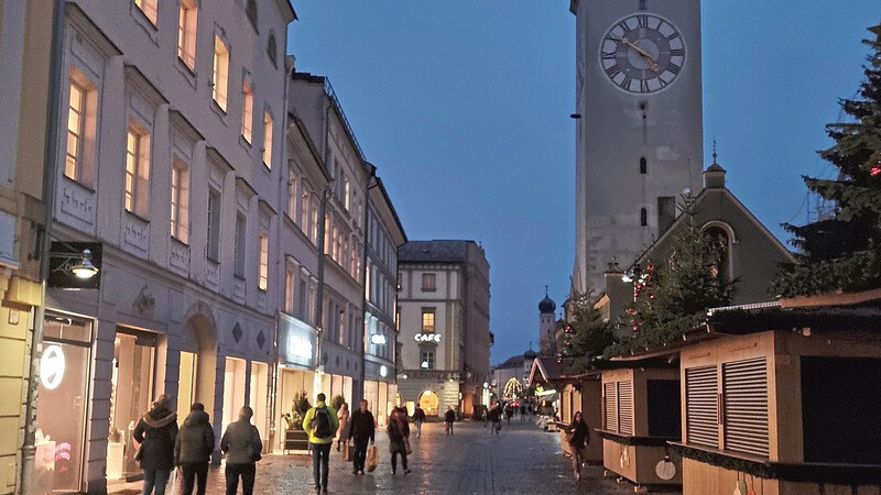 Kurz nach fünf Uhr: Der Stadtturm wird derzeit nicht beleuchtet. Ab kommender Woche wird der Christkindlmarkt dafür sorgen, dass Weihnachtsstimmung und vermehrt Lichter auf den Stadtplatz zurückkehren.