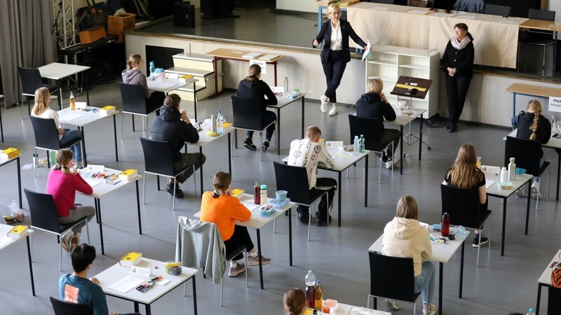 Die Kultusministerkonferenz von Bund und Ländern plant offenbar, dass Abiturienten in Zukunft bundesweit vergleichbar viele Leistungskurse und gleich viele Halbjahreskurse belegen sollen.