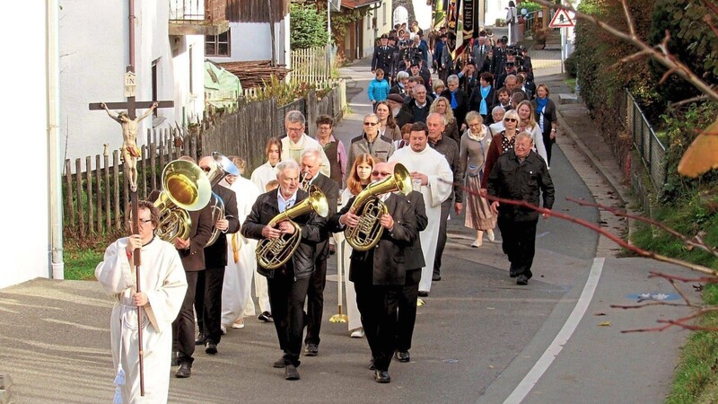 Der Kirchenzug mit 19 Gruppierungen, davon zehn mit ihren Fahnen, zeigte, dass der 30. Oktober ein besonderer Sonntag war.