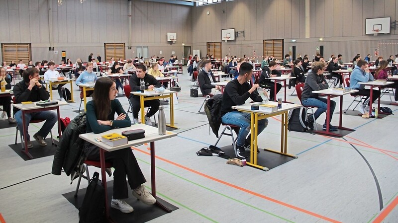 Die Abiturienten saßen in der Turnhalle des Gymnasiums.