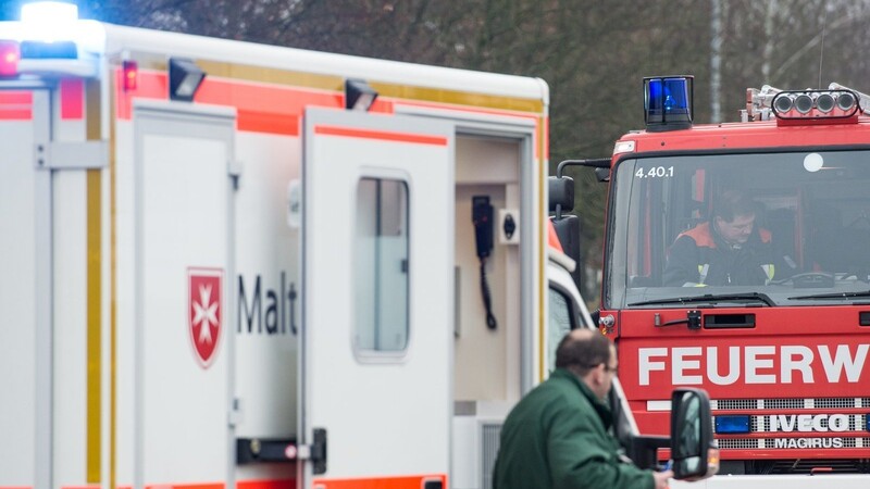 Feuerwehreinsatz in Schwarzach (Landkreis Straubing-Bogen): Dort ist gegen 12.55 Uhr ein Brand in einem Mehrfamilienhaus in der Rugerstraße ausgebrochen (Symbolbild).