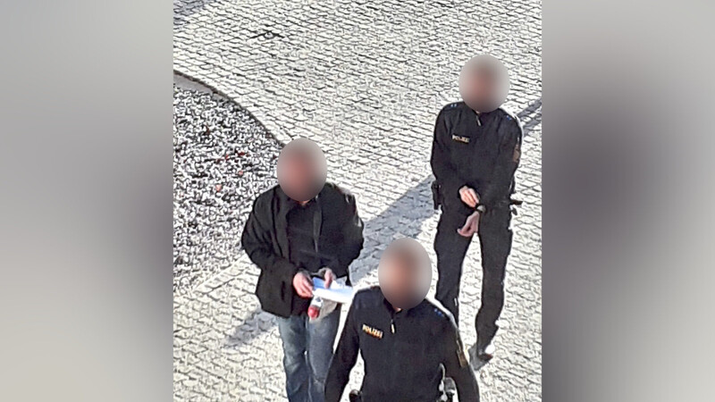 Der Hauptangeklagte (l.) vor dem Landgericht in Landshut. Ihm wird 56-facher versuchter Mord vorgeworfen.