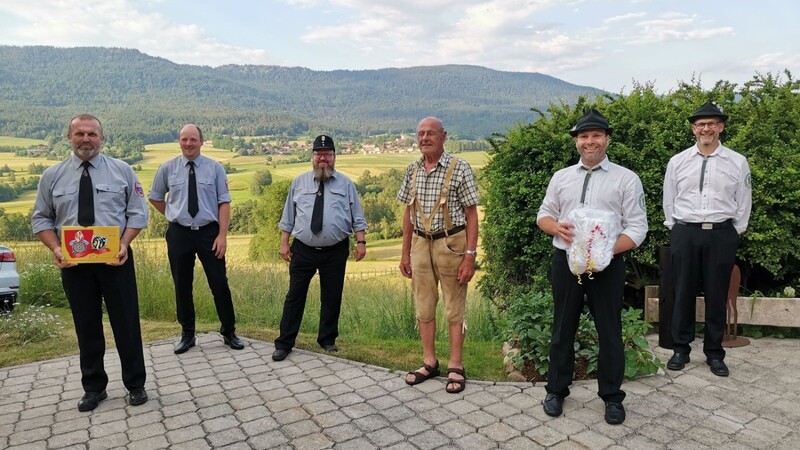 Der Schützenverein Steinbühl und die Feuerwehr Traidersdorf waren als Gratulanten bei ihrem langjährigen Mitglied Wolfgang Strobl (Mitte).