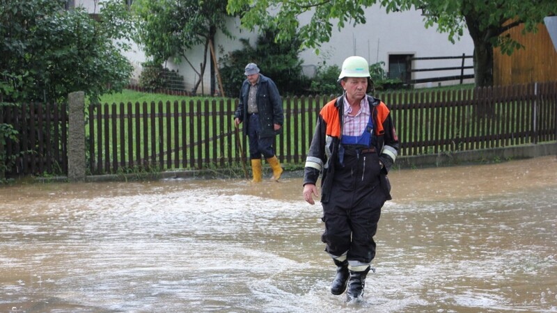 Heftige Gewitter - und wieder hat es im Altlandkreis Kötzting vor allem Lederdorn erwischt. "Allerdings ist die Lage bei Weitem nicht so dramatisch wie bei den Starkregenereignissen vor sechs Wocher", erklärt Kreisbrandinspektor Mike Stahl auf Anfrage der "Kötztinger Zeitung".