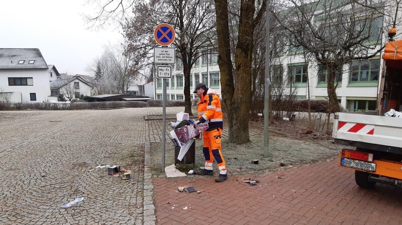 Dominik Renner beseitigt die Spuren der Silvesternacht hinter dem Rathaus. In der Gemeinde konzentrierte sich der Müll auf wenige Stellen. "Heuer war es nicht tragisch", sagt der Bauhof-Mitarbeiter.