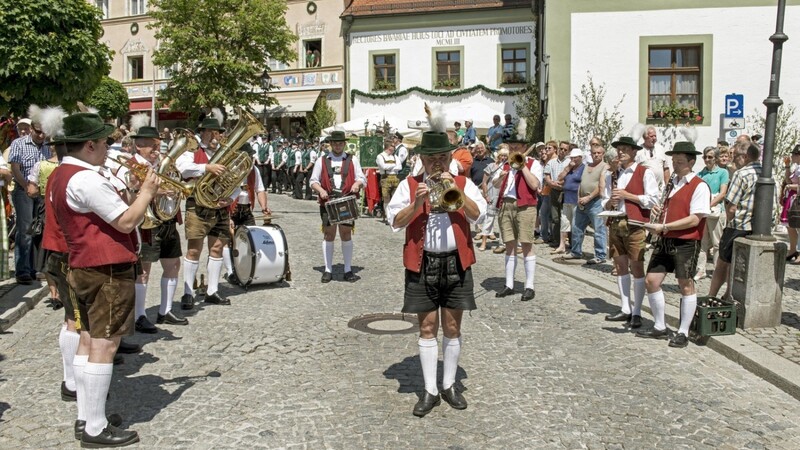 Erstklassige Blasmusik bieten die "Weiß Blau Königstreuen" beim Kurkonzert am Sonntag.