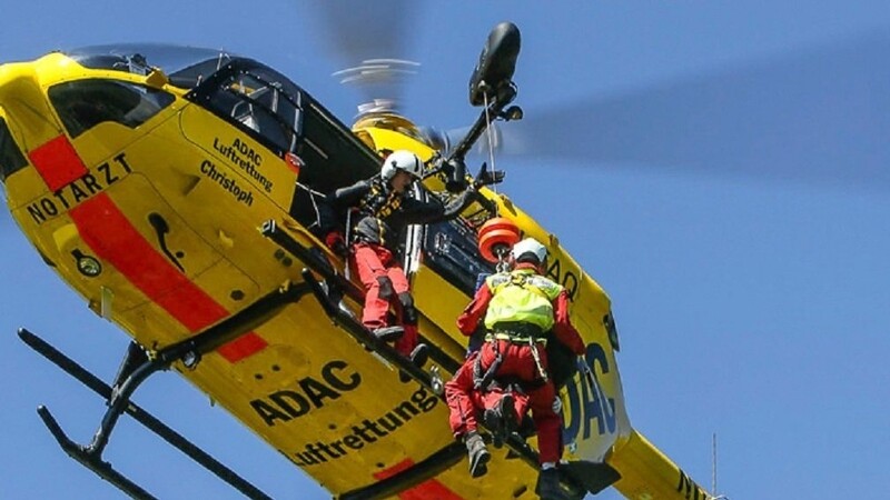 Unter anderem war ein ADAC-Rettungshubschrauber im Einsatz, um den jungen Mann aus seiner misslichen Lage zu befreien. (Symbolfoto)