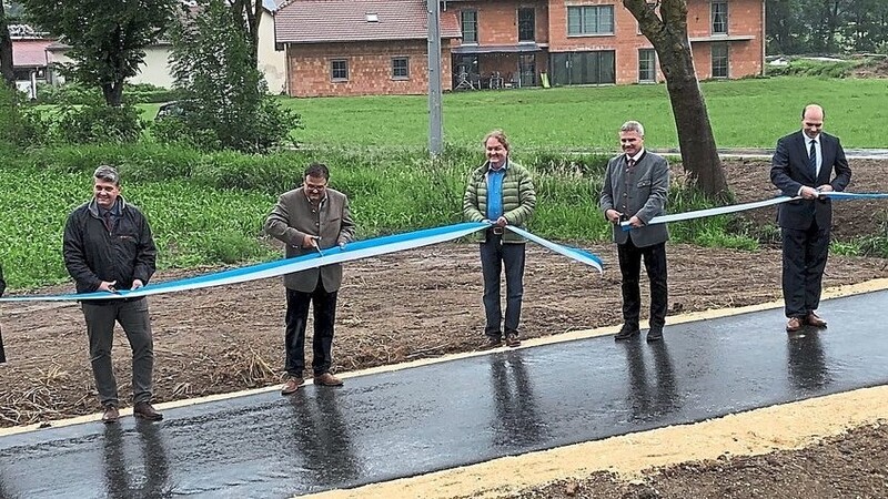 Ab sofort gibt es von Rottenburg nach Neufahrn entlang der Staatsstraße 2142 einen durchgängigen Radweg - das sorgte am Dienstagnachmittag beim Pressetermin in Hofendorf für gute Stimmung.