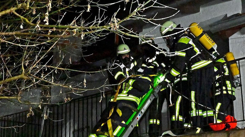 Ein weiterer Vermisster (Feuerwehr Gaden) wird verletzt aufgefunden, ist aber ansprechbar. Weil eine Rückgratverletzung nicht auszuschließen ist, wird er mittels Spineboard rückenschonend abgeseilt.