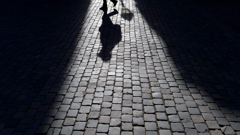 Ein Mann mit schwarzafrikanischem Aussehen soll am Samstagabend eine 57-Jährige in Regensburg sexuell belästigt haben (Symbolbild).