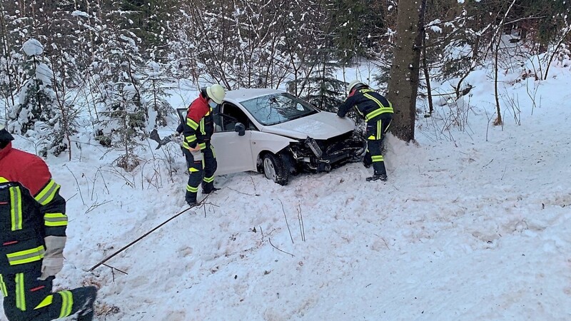 Der Unfallwagen erlitt großen Schaden, der Fahrer wurde nur leicht verletzt.