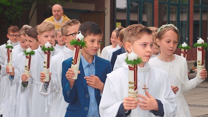 Auf dem Weg: Stadtpfarrer Josef K. Geismar vom Pfarrsaal St. Michael zur Pfarrkirche.