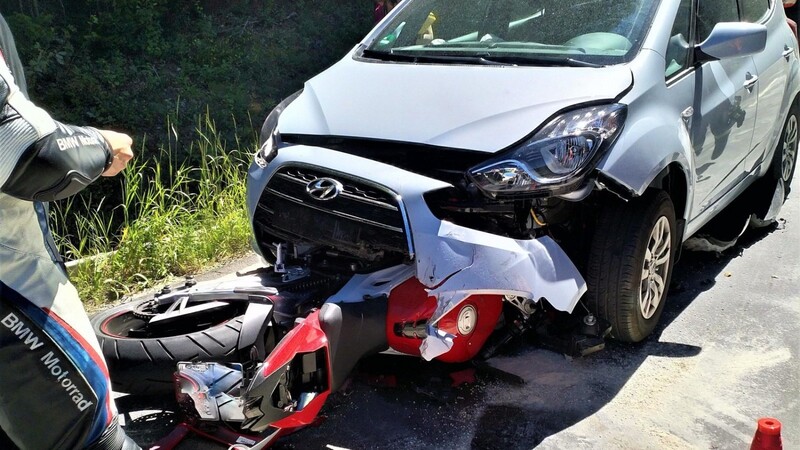 Das Motorrad blieb im Motorraum des Autos stecken. Der Motorradfahrer konnte sich kurz vor dem Zusammenstoß gerade noch retten und blieb unverletzt.