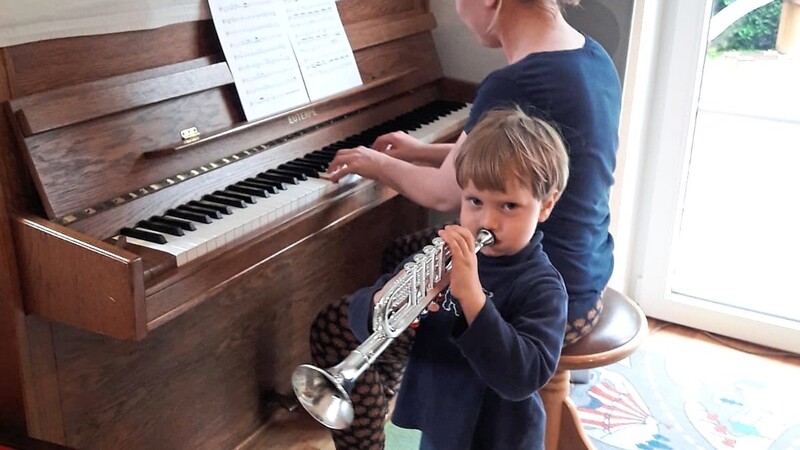 Ein kleiner Bub versucht sich an einer Spielzeug-Trompete. Um mit dem Musizieren zu beginnen, ist es im Grunde nie zu früh. An der Kreismusikschule gibt es deshalb auch schon Angebote für die ganz Kleinen.