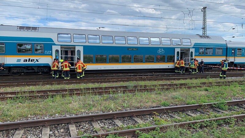 Ein Schaden an der Oberleitung hatte am Donnerstagnachmittag einen Großeinsatz am Landshuter Bahnhof zur Folge. Am Freitagmittag verkehren noch immer keine Züge zwischen Landshut und Regensburg sowie zwischen Landshut und Wörth an der Isar.