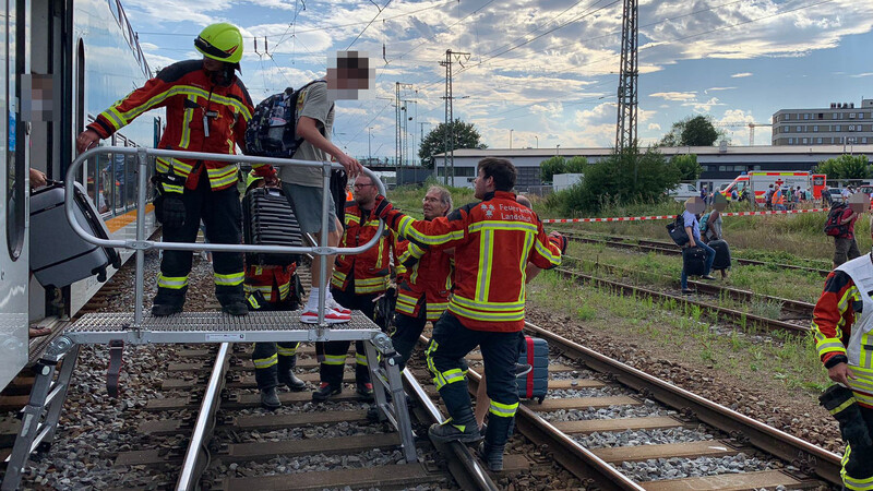 Ein Schaden an der Oberleitung hatte am Donnerstagnachmittag einen Großeinsatz am Landshuter Bahnhof zur Folge. Am Freitagmittag verkehren noch immer keine Züge zwischen Landshut und Regensburg sowie zwischen Landshut und Wörth an der Isar.