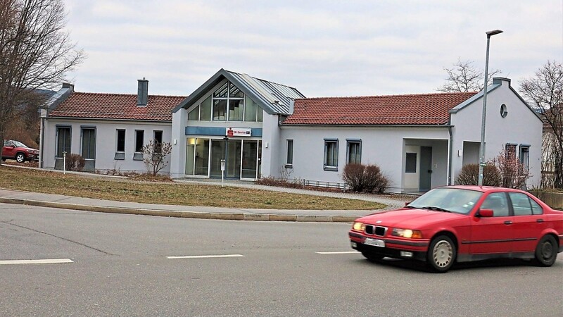 Die Sparkasse Regen-Viechtach stellt das alte Sparkassengebäude an der Schmidstraße für das BRK Regen zur Verfügung. Im Laufe der nächsten Woche starten hier die Corona-Testungen.