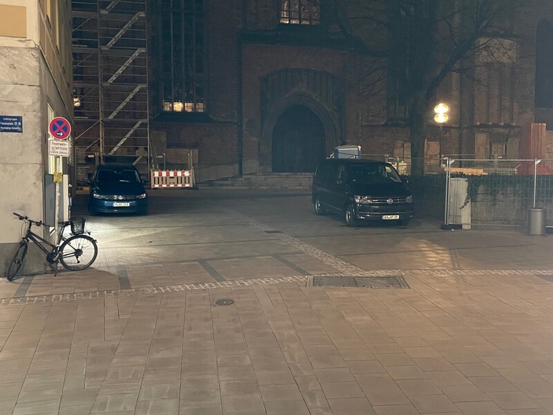 Näher geht's kaum zur Frauenkirche: zwei der Falschparker. 