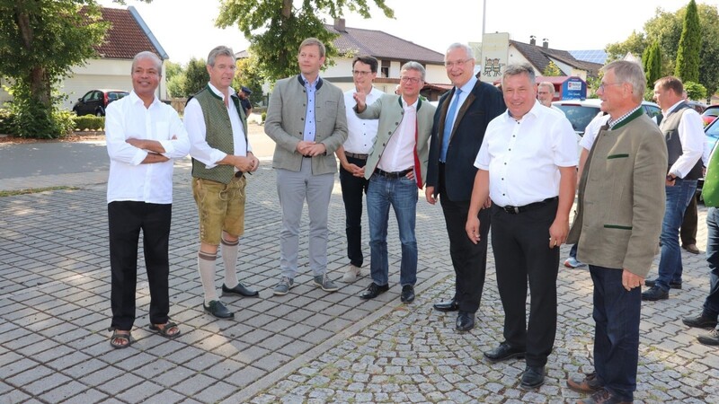 Großer Bahnhof für den Minister (v.l.): Pfarrer Antony Soosai, Plattlings Bürgermeister Hans Schmalhofer, MdB Thomas Erndl, Deggendorfs Oberbürgermeister Dr. Christian Moser, Landrat Bernd Sibler, Innenminister Joachim Herrmann, Otzings Bürgermeister Johannes Schmid und Ex-MdB Barthl Kalb.