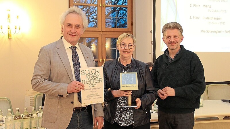 Auszeichnung (v. l.): Gammelsdorfs Bürgermeisterin Raimunda Menzel, Landrat Helmut Petz und Andreas Horn (Sonnenkraft Freising e. V.).