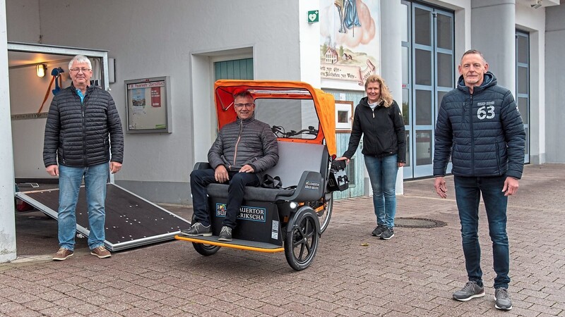 Bürgermeister Michael Ostermayr testete schon mal selbst, wie man auf der neuen Rikscha so sitzt.