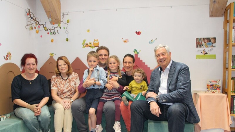 Die stolzen Eltern Peter (4.v.l.) und Bianca Fritz (3.v.r.) mit Bürgermeister Erich Schmid (r.), Büchereileiterin Beate Altmann (l.) und Bürgerspitalverwalterin Kornelia Klingbeil-Knodel (2.v.l.)in der Leseecke der Plattlinger Bibliothek.