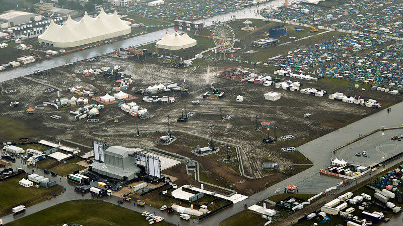 Nach wiederholten Unwettern mit mehr als 80 Verletzten ist "Rock am Ring" in der Eifel abgebrochen worden.