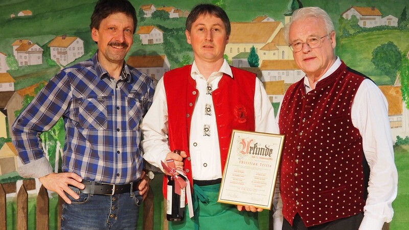 Regisseur Peter Vogl (li.) ehrte mit Vorsitzendem Hans Weiß den Theaterspieler Christian Triffo anlässlich seiner 75. Aufführung.