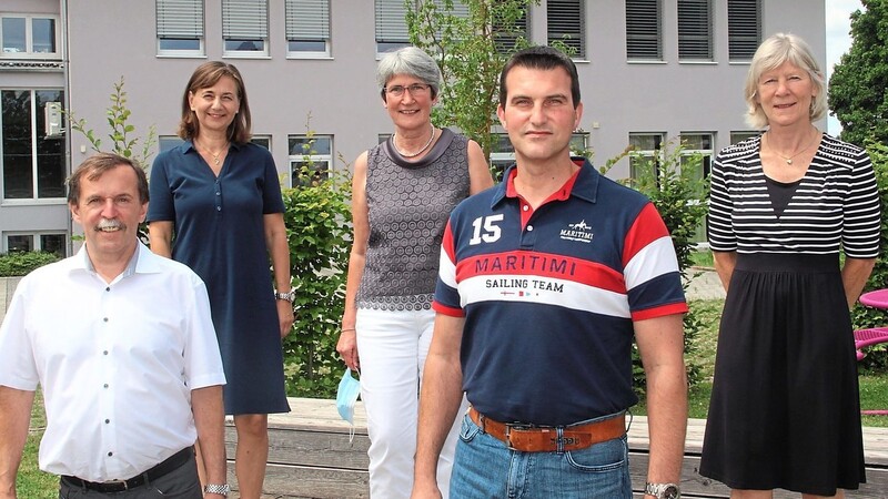 Das Leitungsteam des örtlichen Gymnasiums: Heidi Hilmer (2.v.l.) folgt zum Schuljahr 2020/2021 auf Helga Pritzl (rechts) als Mitarbeiterin der Schulleitung. Mit im Bild: stellvertretender Schulleiter Eugen Fornoff (v.l.), Schulleiterin Cornelia Feldkamp und Direktoratsmitarbeiter Stefan Huber.