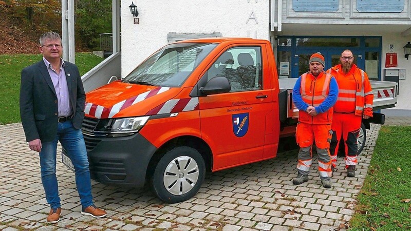 Bürgermeister Heinz Niedermayer mit Bauhofleiter Mario Mischok und dessen Stellvertreter Sigi Wagner (von links) stellten den neuen Pritschenwagen vor.