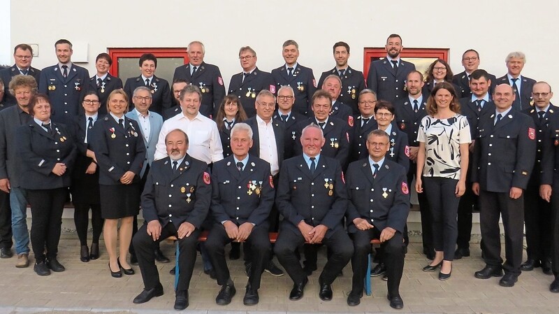 Die für 25, 40 und 50 Jahre geehrten Feuerwehrleute vor dem Lichtenwalder Gerätehaus.