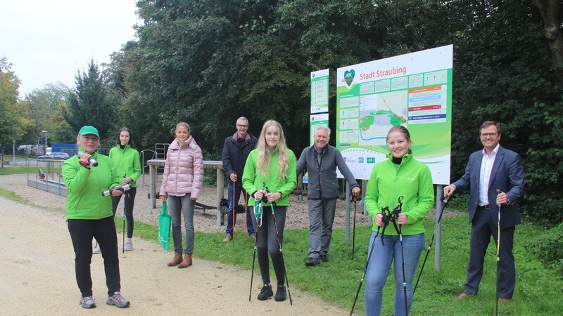 AOK-Direktor Georg Kagermeier (rechts), Bürgermeister Dr. Albert Solleder (3.v.r.), Stadtgärtner Jörg Bär (4.v.l.), Sandra Krä von der Gesundheitsregion plus (3.v.l.) und AOK-Bewegungsfachkraft Birgit Fuchs (links) stellten zusammen mit drei AOK-Auszubildenden den aktualisierten Nordic-Walking-Parcours vor.