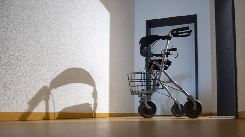 Ein zurückgelassener Rollator wirft Fragen auf (Symbolbild).