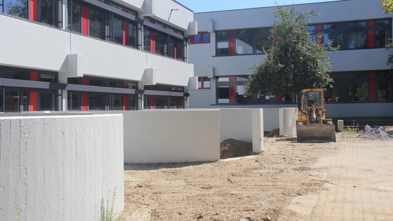 Die Betonrondells sollten den Klassen im Erdgeschoss der Christophorus-Schule den Unterricht an der frischen Luft ermöglichen. Nun wurden die Wände zum Pausenhof hin geöffnet.