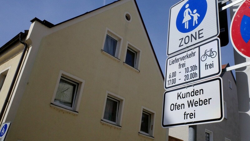 Bisher eine verkehrsberuhigte Zone, jetzt eine Fußgängerzone: die Ottogasse. Kunden von Ofen Weber dürfen auch außerhalb der Lieferzeiten vom Platzl her einfahren.