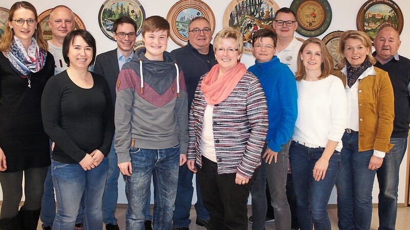 Der neu gewählte Vorstand rund um Schützenmeisterin Gabriele Kaiser (6. von rechts) wird sich für das Vereinsgeschehen ehrenamtlich einsetzen.