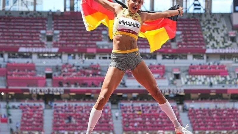 Malaika Mihambo jubelt über ihr Olympia-Gold im Weitsprung.