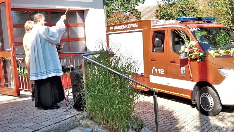 Die Segnung des neuen Tragkraftspritzenfahrzeuges der FFW Haidenkofen nahm Pfarrer Erwin Gietl vor.