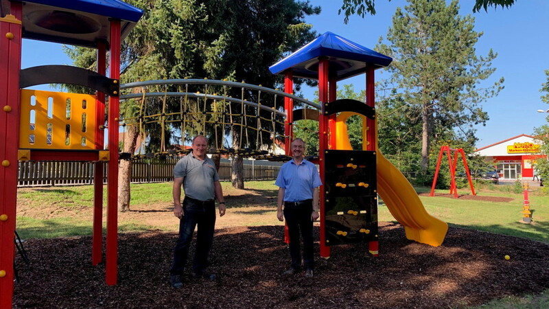 Der Spielplatz an der Leierndorfer Straße wurde neu angelegt und attraktiv ausgestattet: Heribert Roithmeier und Herbert Blascheck.