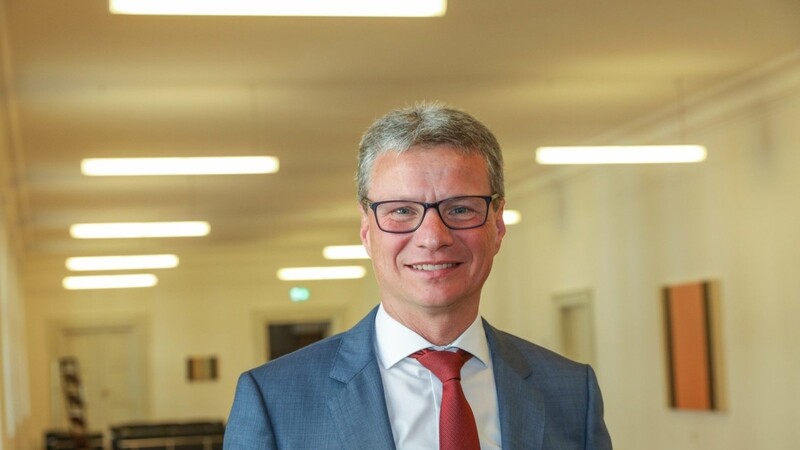 Bernd Sibler im Ministergang seines Ministeriums am Salvatorplatz.