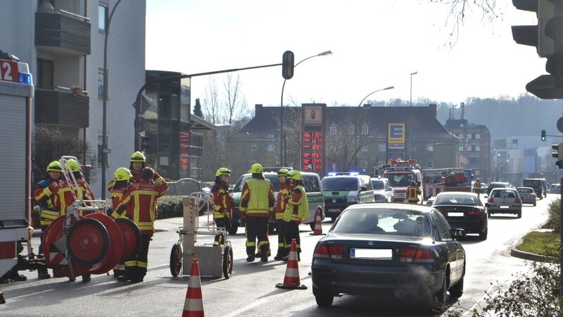 In Landshut auf der Podewilsstraße an der Ecke Konradweg sind am Mittwochvormittag ein Auto und ein Feuerwehrfahrzeug zusammengestoßen.