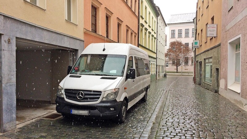 Weil das neue Auto einen halben Meter zu hoch ist für die Garage, steht es seit fast einem Jahr jede Nacht in der Bernauergasse. Doch die gehört zur Fußgängerzone. "Und in Fußgängerzonen darf man nicht parken", klagt ein Anwohner: "Doch niemand interessiert sich dafür."