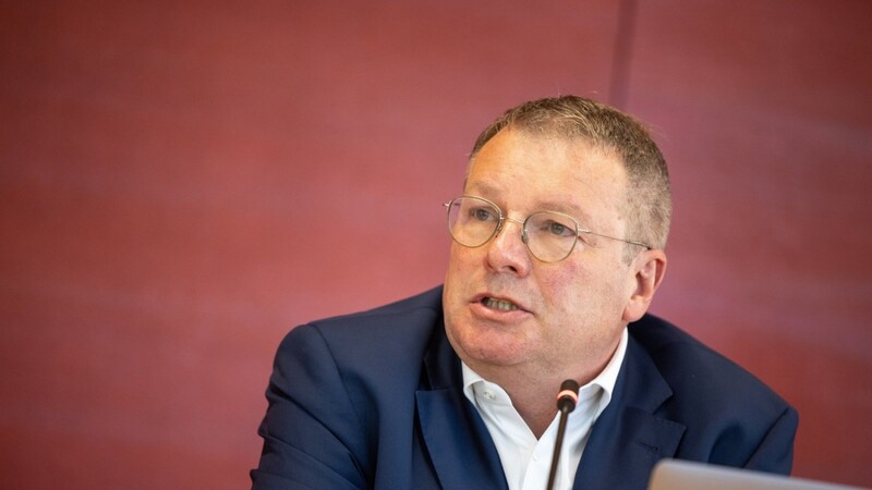 Am 9. September wehrte sich der CSU-Abgeordnete Ernst Weidenbusch im Rahmen einer Pressekonferenz im Landtag gegen Oppositionsvorwürfe wegen hoher Honorarzahlungen der Bayerischen Landesbank.