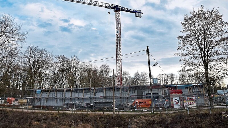 Das Hallenbad wächst neben dem Freibad zügig empor. Die SGM-Schwimmabteilung blickt hoffnungsvoll der geplanten Eröffnung im März 2022 entgegen.