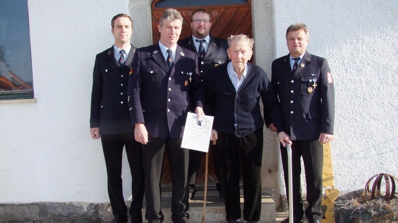 Franz Preiß sen. (2.v.re.), der von der Niederndorfer Feuerwehr für 80 Jahre Mitgliedschaft geehrt wurde, mit Vorsitzendem Andreas Penzkofer (2.v.li.), zweiter Kommandant Michael Wanninger (li.) Kommandant Josef Penzkofer (Mitte) und zweitem Vorsitzendem Josef Graßl.