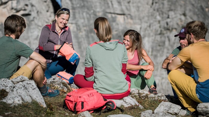 Dani Hornsteiner (2.v.li.) ist eine wahre Expertin in Sachen Outdoor-Erste-Hilfe. Ein Kurs findet am 15. und 16, Mai statt.