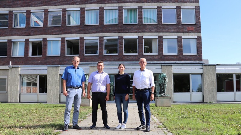 Betriebsleiter Johannes Stadler (v.l.), Leiter der Rohstoffabteilung Bayern der Südzucker, Benjamin Kirchberger, Praktikantin Corinna Füßl und Leiter der Werke Offenau, Plattling und Rain, Wolfgang Vogl.