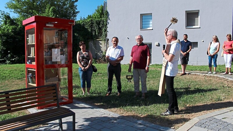 Stadtpfarrer Johann Baier spendete Garten und Zelle den Segen.