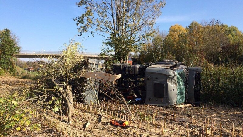 Ein Lastwagen ist auf der A92 bei Eching von der Fahrbahn abgekommen.