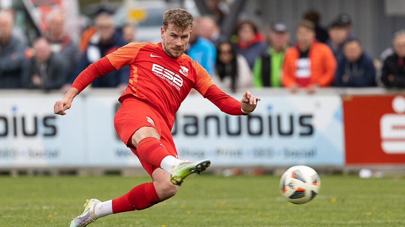 Tobias Lermers Tor zum 2:0 gegen die Zweitvertretung des SSV Jahn Regensburg II war entscheidend für den Aufstieg der SpVgg Hankofen-Hailing in die Regionalliga Bayern.